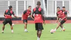 Pemain Persija saat melakukan latihan di Stadion Madya, Kompleks Gelora Bung Karno, Senayan, Jakarta, Jumat (2/1/2026). Mengawali tahun 2026, Persija Jakarta akan melakoni laga kandang melawan Persijap Jepara. (Bola.com/Abdul Aziz)
