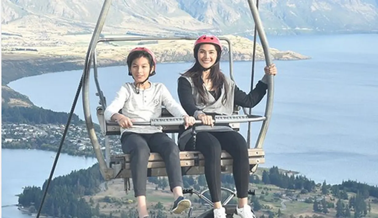 "happy family terus mba maudy...suami anak cakep semua...nambah lg donk...yg cewek," tulis isna_helan. "Seruuunya😃ganteng banget anaknya😊," tulis wiya_aqila. "Eddy ganteng bgt," tulis tyariyanto.(Instagram/maudykoesnaedi)