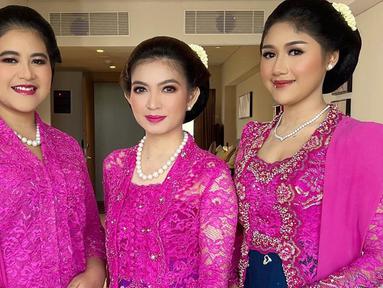 Sudah resmi menjadi bagian dari keluarga Jokowi, belum lama ini Erina Gudono terlihat menghadiri acara kondangan adik bungsu Iriana Jokowi. Erina Gudono bersama Kahiyang Ayu dan Selvi Ananda tampil kompak dengan mengenakan kebaya warna pink. (Liputan6.com/IG/@malvava)