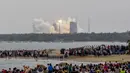 Roket Long March 5B membawa modul inti Stasiun Luar Angkasa Tianhe lepas landas dari Pusat Peluncuran Luar Angkasa Wenchang di Provinsi Hainan, China, Rabu (29/4/2021). China berharap stasiun baru beroperasi pada 2022. (STR/AFP)