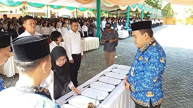 Momen para ASN PPPK Blora saat menandatangani berkas disaksikan Bupati Blora Arief Rohman. (Liputan6.com/Ahmad Adirin)