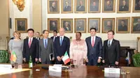 Delegasi internasional bertemu untuk menandatangani perjanjian (Foto: Square Kilometre Array Organization)