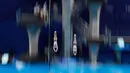 Atlet Rusia Aleksandr Bondar dan Rusia Viktor Minibaev bersaing untuk merebut medali perunggu pada final loncat indah 10 meter putra Olimpiade Tokyo 2020 di Tokyo Aquatics Center, Senin (26/7/2021). (Foto: AFP/Odd Andersen)