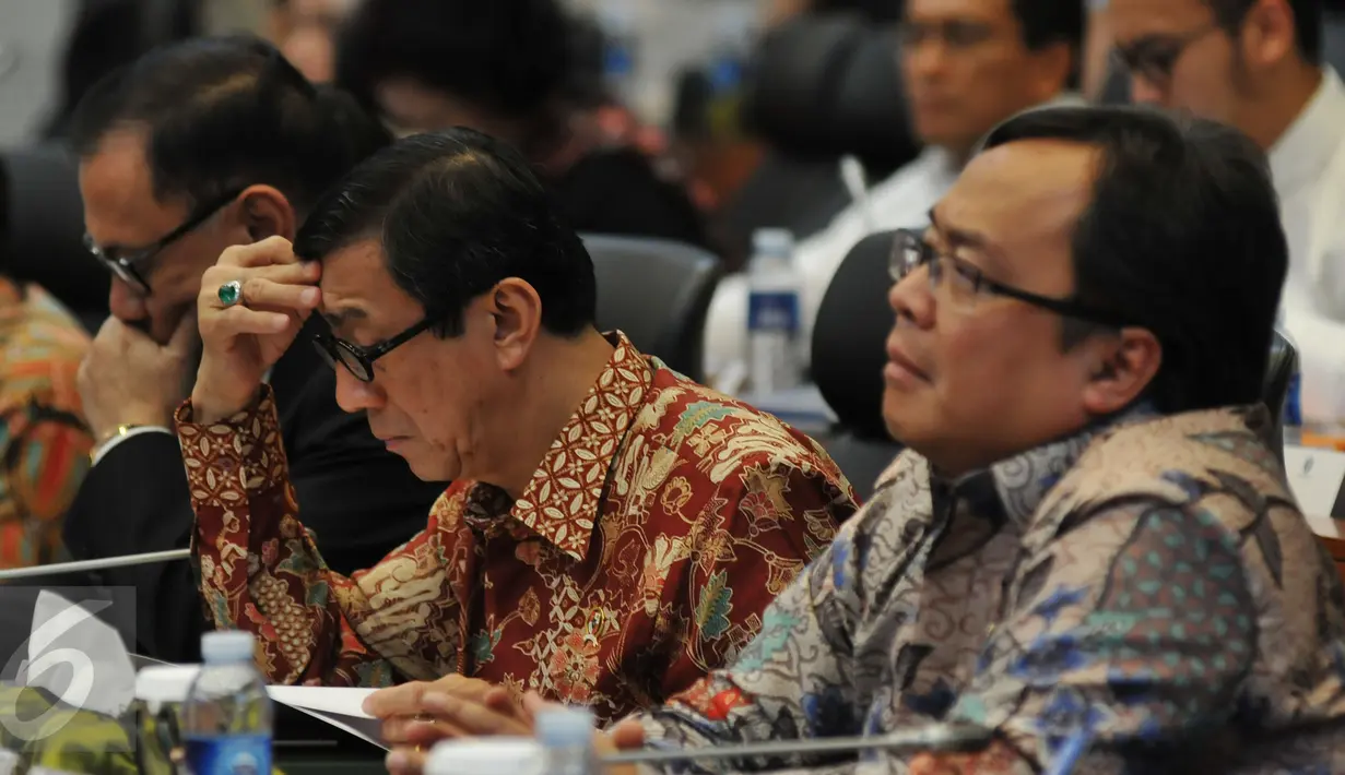 Menteri Hukum dan Ham Yasonna Laoly (tengah), bersama Menteri Keuangan Bambang Brodjonegoro (kanan) berbincang saat mengikuti rapat kerja dengan Banggar DPR, Jakarta, (29/10/2015). Rapat juga membahas RUU APBN TA 2016. (Liputan6.com/Johan Tallo)