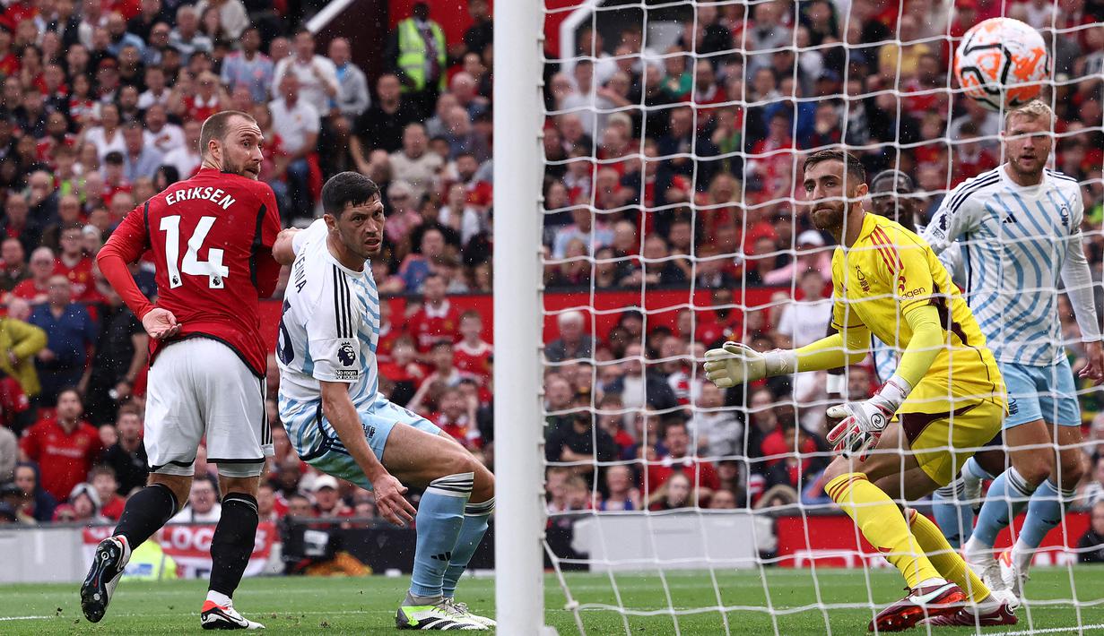 Pemain MU, Christian Eriksen (kiri), mencetak gol pertama bagi MU ke gawang Nottingham Forrest dalam pertandingan pekan ketiga Liga Inggris 2023/2024 yang berlangsung di Old Trafford, Manchester, Inggris, Sabtu (26/8/2023). (AFP/Darren Staples)