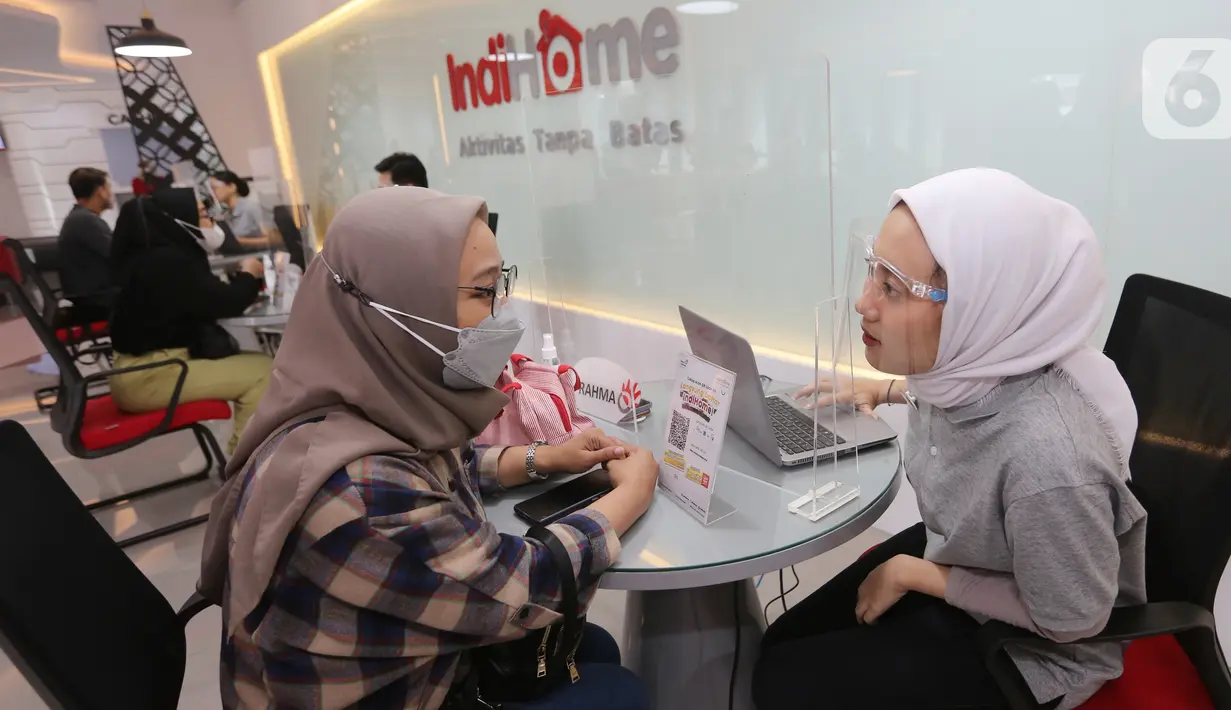 Pelanggan (kiri) berkonsultasi dengan bagian Layanan Pelanggan di sela-sela peluncuran inovasi Plasa Telkom Digital untuk pelanggan IndiHome di Meta Plasa Telkom di Jakarta Utara, Kamis (12/5/2022). PT Telkom Indonesia (Persero) Tbk meluncurkan inovasi Plasa Telkom Digital pertama untuk pelanggan IndiHome di Jalan Yos Sudarso, Jakarta Utara yang memiliki Meta dan MyGrapari sebagai layanan one stop service. (Liputan6.com/Fery Pradolo)