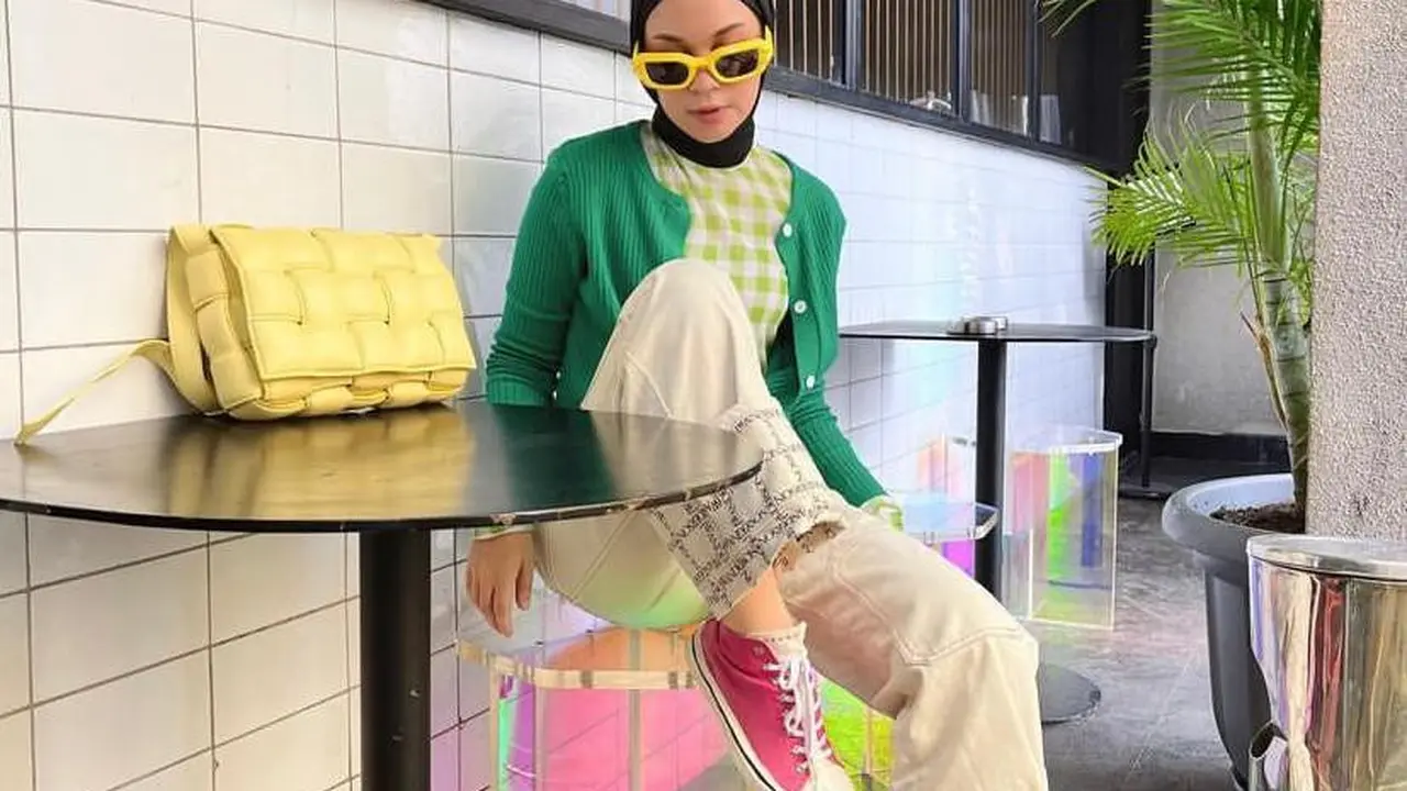 9 Ide Outfit Hijab Casual ala Cewek Kue, Cewek Mamba, dan Cewe Bumi dari Irish Bella hingga Putri Delina