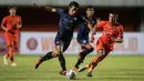 Sejumlah peluang berhasil didapatkan Arema FC, namun, hingga babak pertama berakhir, tak ada gol tambahan dan Arema FC menutup babak pertama dengan keunggulan 1-0 atas Persiraja. (Bola.com/Bagaskara Lazuardi)