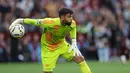 Kiper Arsenal, David Raya mengumpan bola ke rekannya saat laga lanjutan Liga Inggris 2024/2025 melawan Aston Villa di Villa Park, Birmingham, Inggris, Sabtu (24/08/2024) malam WIB. (AFP/Adrian Dennis)