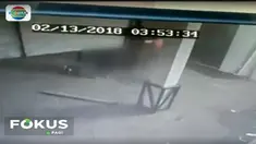 Aksi pengeroyokan terhadap dua orang remaja terjadi di pelataran parkir mini market di Jalan Tubagus Angke, Tambora, Jakarta Barat.