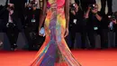 Jodie Turner-Smith berpose untuk fotografer setibanya pada pemutaran perdana film 'Bardo' dalam Venice Film Festival 2022 di Venesia, Italia, 1 September 2022. Gaun warna-warni yang dikenakan Jodie merupakan karya Christopher John Rogers. (Photo by Vianney Le Caer/Invision/AP)