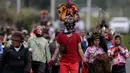 Warga mengenakan topeng setan sambil menari selama festival  La Diablada di jalan-jalan kota Pillaro, Ekuador, Jumat (4/1). Anak-anak, pria, dan wanita memakai aneka pakaian menyeramkan menakut-nakuti orang-orang yang dilaluinya. (AP/Dolores Ochoa)