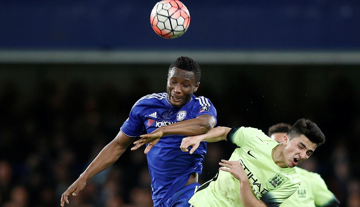 Pemain Chelsea, John Obi Mikel (kiri), duel dengan pemain Manchester City, Manuel Garcia Alonso, dalam laga putaran kelima Piala FA di Stadion Stamford Bridge, London, Minggu (21/2/2016) malam WIB. (AFP/Adrian Dennis)