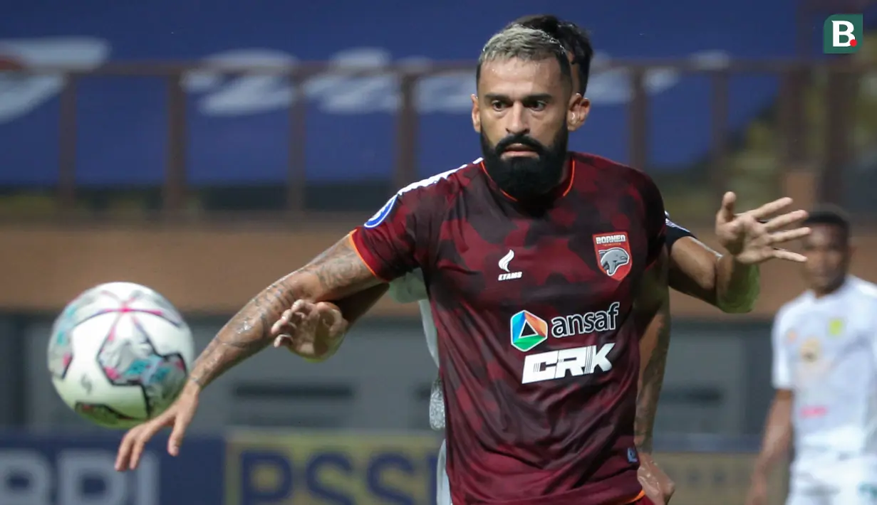 Penyerang Borneo FC, F. Torres berebut bola dengan pemain Persebaya dalam laga pekan pertama BRI Liga 1 2021/2022 di Stadion Wibawa Mukti, Cikarang, Sabtu (04/09/2021). (Foto: Bola.com/Bagaskara Lazuardi)