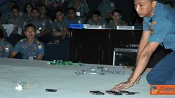 Citizen6, Surabaya: Pasis Diklapa TNI AL Angkatan ke - 19 mengakhiri latihan Olah Yuda Opsfib selama satu minggu di TFB, Pusat Latihan Elektronika dan Pengendalian Senjata, Kobangdikal Bumimoro, Surabaya, Rabu (13/6). (Pengirim: Penkobangdikal)