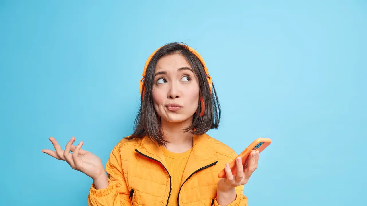 Seorang perempuan berbaju kuning mengangkat kedua tangannya (Foto Dok: Freepik/wayhomestudio)