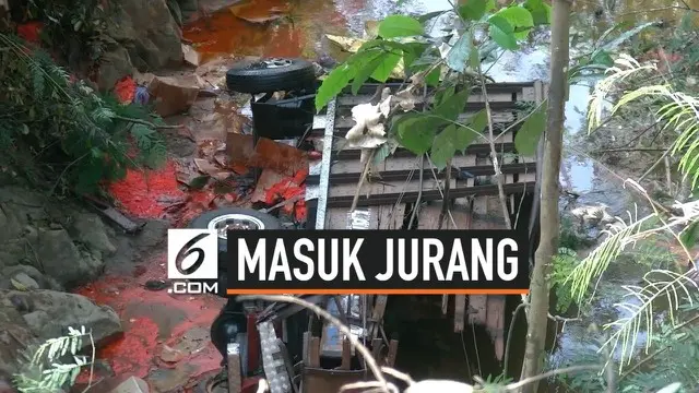 Sebuah truk tak terkendali, jatuh ke dalam jurang sedalam 20 meter di kawasan Cianjur Jawa Barat. Truk rusak parah, sopir dan kernetnya selamat dalam kecelakaan ini.