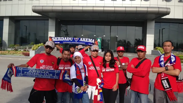 Dirigen Aremania, Yuli Sumpil, (kiri) terbang ke Filipina untuk menyaksikan Timnas Indonesia