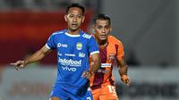 Winger Persib Bandung, Beckham Putra dikawal secara ketat oleh bek kiri Borneo FC Samarinda, Leo Guntara dalam laga pekan ke-28 BRI Liga 1 2024/2025 di Stadion Segiri, Samarinda, Jumat (11/4/2025) malam WIB. (Dok. Borneo FC Samarinda).