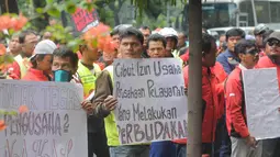 Dalam aksinya, puluhan massa SBTPI membawa bendera dan spanduk berisi tuntutan mereka, Jakarta, Selasa (11/11/2014). (Liputan6.com/Herman Zakharia) 