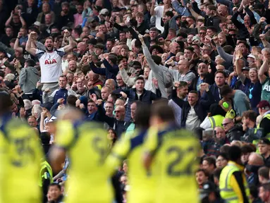 Perasaan bahagia tak mampu ditutupi para penggawa dan pendukung dari Tottenham Hotspurs setelah berahasil mentas dari zona degradasi Liga Inggris 2025/2026. (AFP/Adrian Dennis)