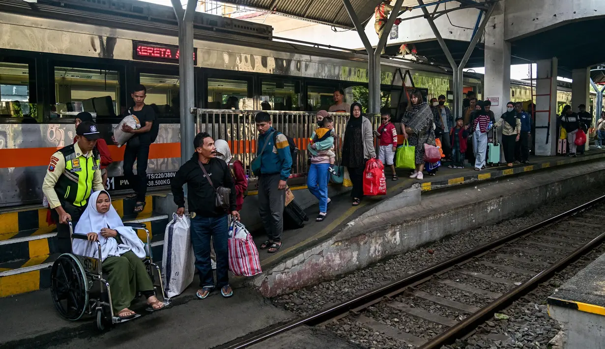 Jumlah penumpang yang turun diperkirakan akan lebih banyak pada Minggu (6/4/2025) yang diprediksi menjadi puncak arus balik Lebaran 2025. (JUNI KRISWANTO/AFP)