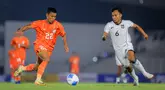 Pemain Timnas Indonesia U-22, Rabi Darwis (kanan) berebut bola dengan pemain India, Thingujam Korou Singh dalam laga uji coba di Stadion Madya, Senayan, Jakarta, Minggu (13/10/2025). (Bola.com/Bagaskara Lazuardi)