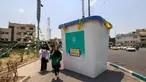 Orang-orang berjalan melewati replika kotak suara yang dipasang di sebuah jalan di Teheran pada 20 Juni 2024. (Atta KENARE/AFP)