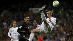 Gareth Bale ikut menyumbangkan gol ke gawang Sevilla pada lanjutan La Liga Spanyol pekan ke-30 di Stadion Santiago Bernabeu, Senin (21/3/2016) dini hari WIB.  (REUTERS/Sergio Perez)