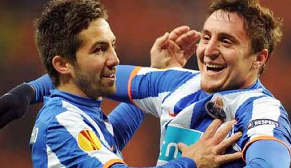 Winger FC Porto Cristian Rodriguez (kanan) mendapat selamat dari rekannya Joao Moutinho usai mencetak gol ke gawang Spartak Moscow di leg kedua perempat final UEFA Europa League di Luzhniki Stadium, 14 April 2011. AFP PHOTO / ALEXANDER NEMENOV 