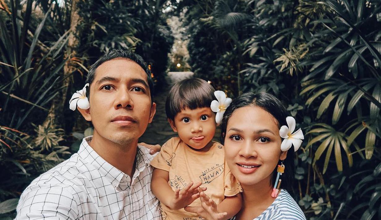 Setelah menikah dengan Irfan Wahyudi atau yang akrab disapa Ippe, hadir Anaku Askara Biru atau Kawa anak laki-laki pertamanya. Cerita dan kisah keluarga kecil Andien makin berwarna. Selalu ada cerita hangat di setiap momen kebersamaan mereka. (Liputan6.com/IG/andienaisyah)