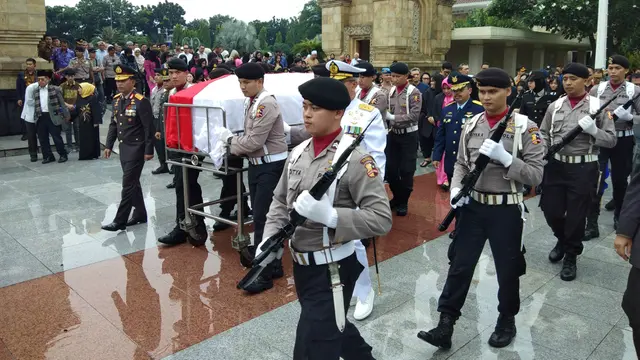 Mantan Kapolri Jenderal (Purn) Awaloedin Djamin dimakamkan di TMP Kalibata, Jakarta. (Liputan6.com/ Ady Anugrahady)