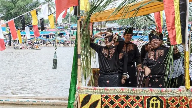 Menteri Pariwisita dan Ekonomi Kreatif Sandiaga Uno menyapa masyarakat Kabupaten Kuansing di arena pacu jalur.