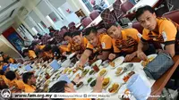 Timnas Malaysia U-23 saat menikmati nasi padang di Hotel Aston Pasteur, Bandung, Sabtu (18/8/2018), sebelum bertolak ke Cikarang, Kabupaten Bekasi. (Bola.com/Dok. FAM)