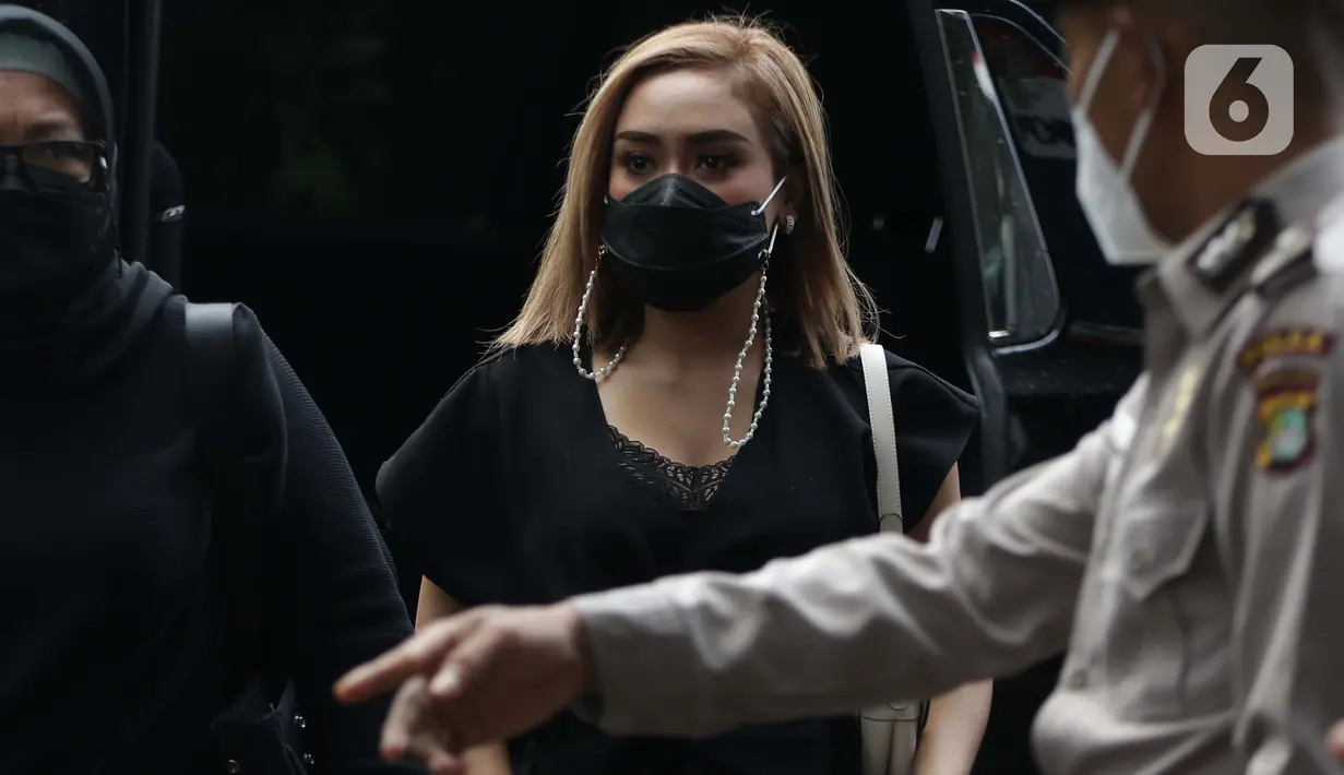 Pedangdut, Citra Rahayu atau Cita Citata saat tiba di gedung KPK untuk menjalani pemeriksaan penyidik KPK, Jakarta, Jumat (26/3/2021). Cita Citata dipanggil KPK sebagai saksi untuk tersangka Pejabat Pembuat Komitmen (PPK) di Kemensos, Matheus Joko Santoso (Liputan6.com/Helmi Fithriansyah)