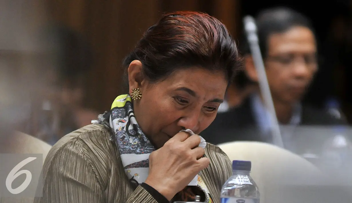 Menteri Kelautan dan Perikanan Susi Pudjiastuti mengikuti raker dengan komisi IV DPR, Jakarta, Rabu (27/1). Raker membahas tingkat 1 RUU tentang Perlindungan dan pemberdayaan nelayan, pembudi daya ikan dan Petambak Garam. (Liputan6.com/Johan Tallo)