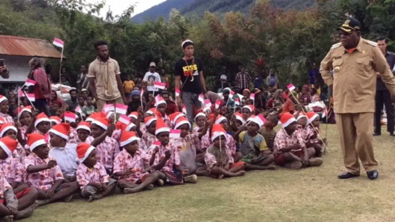 Guru Bantu, Tulang Punggung Pendidikan di Pedalaman Papua