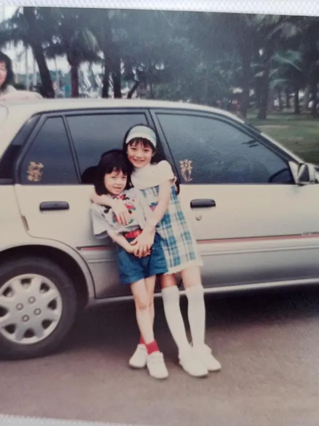 7 Potret Kompak Leony dan Adik yang Jarang Tersorot, Sama-sama Putuskan Tak Menikah