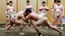 Dua pemuda Jepang berduel selama berlatih sumo di klub gulat Sumo Nippon Sports Science University di Tokyo, Jepang (20/5/2019). (Reuters/Issei Kato)