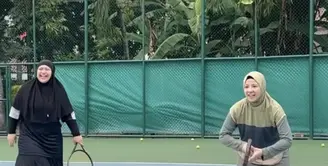 Natasha Rizky tampaknya sedang menyukai olahraga tenis. Ia pun terlihat bermain bersama teman-temanya didampingi coach. (@natasharizkynew)