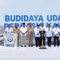 Presiden Joko Widodo atau Jokowi meresmikan tambak budidaya udang berbasis kawasan (BUBK) di Kebumen, Jawa Tengah, Kamis (9/3)