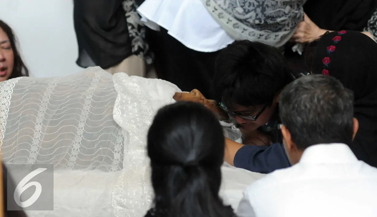 Keluarga menangis saat melayat ke rumah duka pengacara senior Adnan Buyung Nasution di kediamannya di kawasan Lebak Bulus, Jakarta, Rabu (23/9/2015). Adnan menghembuskan napas terakhir pada pagi tadi pukul 10.15 WIB. (Liputan6.com/Helmi Afandi)