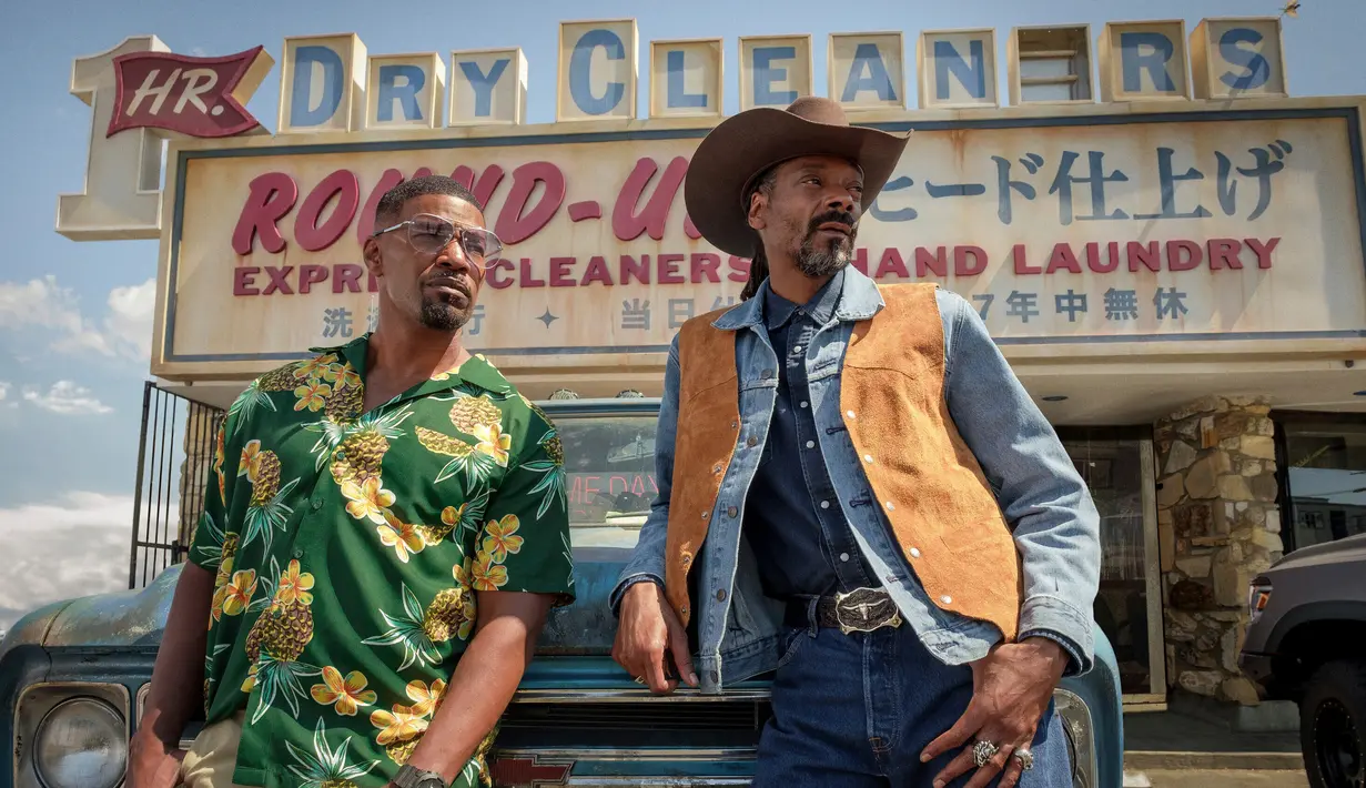 Gambar yang dirilis oleh Netflix ini menunjukkan Jamie Foxx (kiri) dan Snoop Dogg dalam sebuah adegan film Day Shift. Day Shift mengisahkan tentang seorang ayah pekerja keras bernama Bud Jablonski. (Andrew Cooper/Netflix via AP)