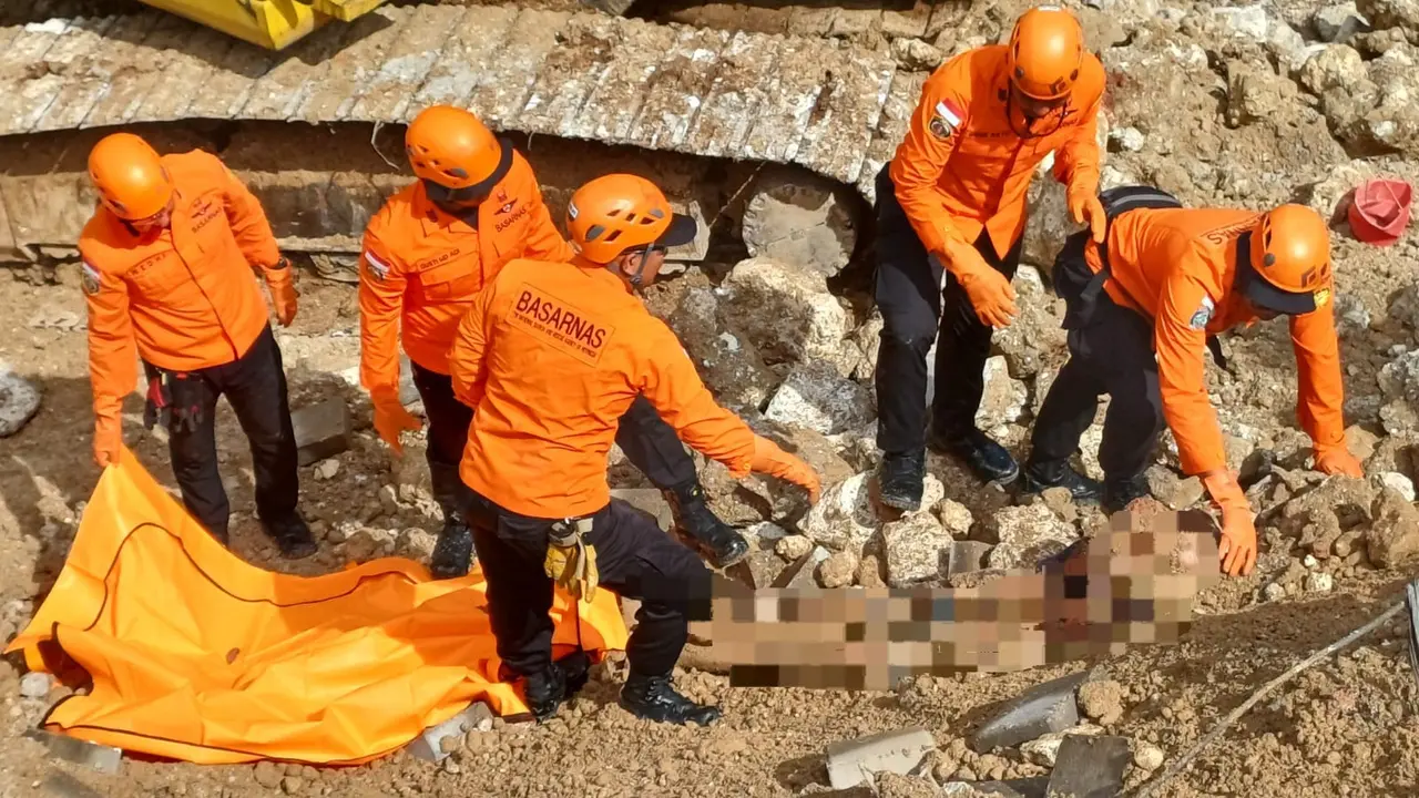 Tembok Penyangga Proyek Ambruk