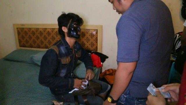 Polisi menggerebek pasangan bertopeng di dalam hotel. (Foto: Liputan6.com/Polres Kebumen/Muhamad Ridlo)