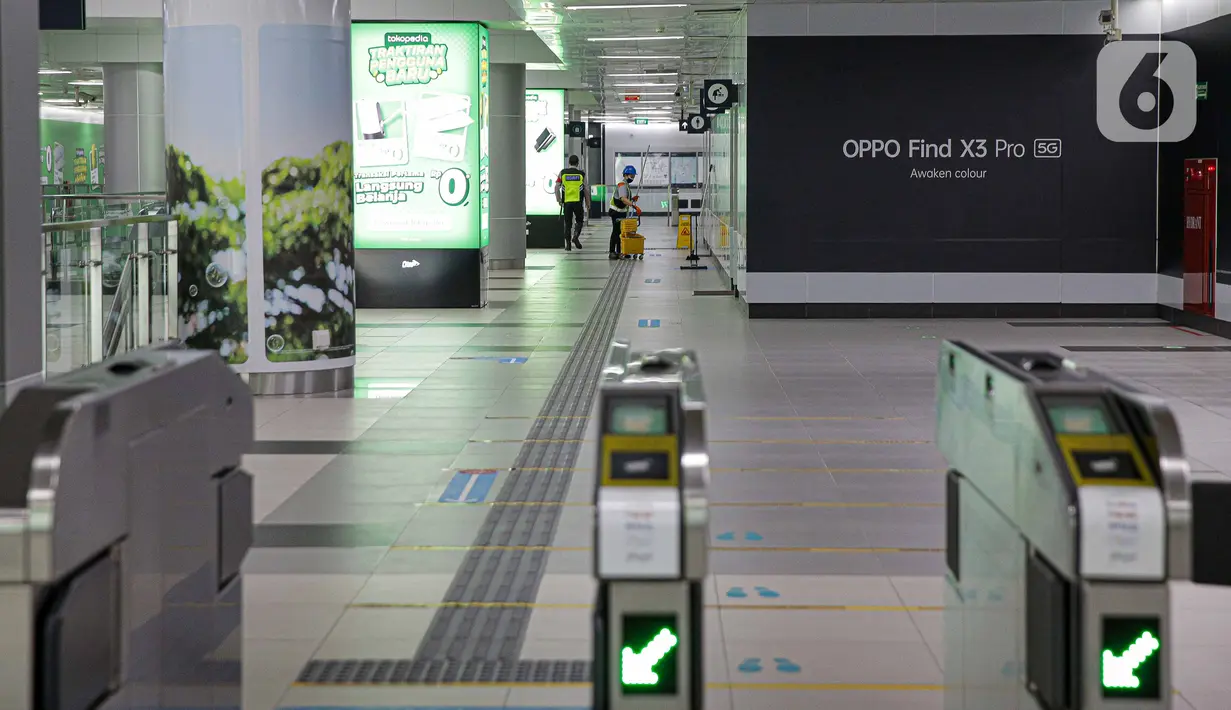 Suasana tampak sepi di Stasiun MRT Bundaran HI, Jakarta, Selasa (3/8/2021). Pada Juli 2021, penumpang MRT turun sebanyak 80 persen menjadi 4.450 penumpang per hari dari sebelumnya pada Juni 2021 tercatat sebanyak 22.686 penumpang per hari. (Liputan6.com/Faizal Fanani)