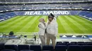 Pasangan Atta Halilintar dan Aurel Hermansyah banyak menunjukkan gaya kompak salah satunya saat berkunjung ke Estadio Santiago Bernabéu. Keduanya tampil serasi mengenakan puffer vest dan jaket warna putih dengan gaya khas masing-masing [@aurelie.hermansyah].