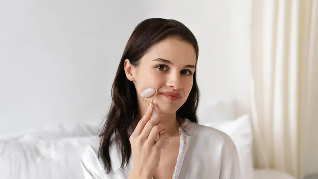 7 Tips Aplikasi Skincare Routine untuk Kulit Sensitif agar Tetap Tenang dan Sehat