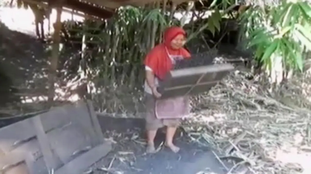 Segmen 7: Pembuat Kayu Arang hingga Bumbu Daging Banjir Pesanan