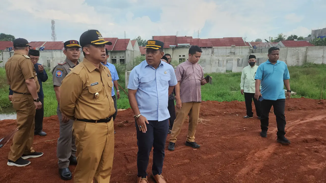Wali Kota Depok, Supian Suri saat meninjau lokasi bekas Situ Gugur yang akan dijadikan lahan perumahan di wilayah Sawangan, Depok